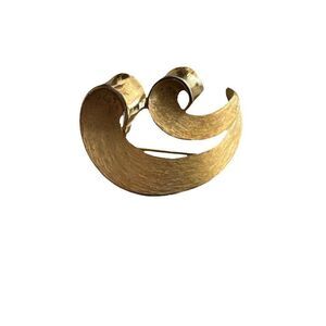 Vintage Crown Trifari Gold-Tone Modernist Wave Brooch Pin